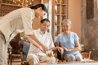 中医养生馆员工服务老人