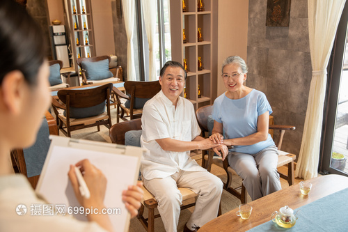 中医养生馆员工服务老人 专业与关爱并重